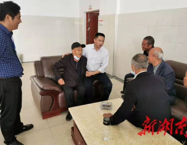 市民政局党组书记,局长肖赞东行动迅速,大年初二连夜赶回涟源,亲自